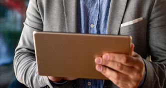 Homem usando tablet