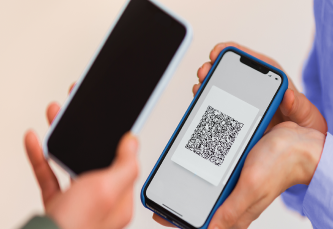 Celular escaneando QR Code